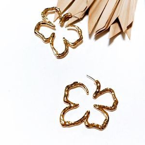 Clover hoop earrings in gold #188